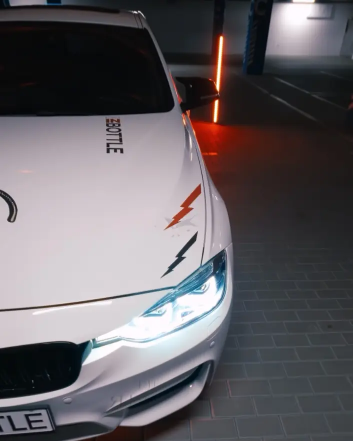 Передня частина білої BMW у фірмовій лівреї InBottle EVO