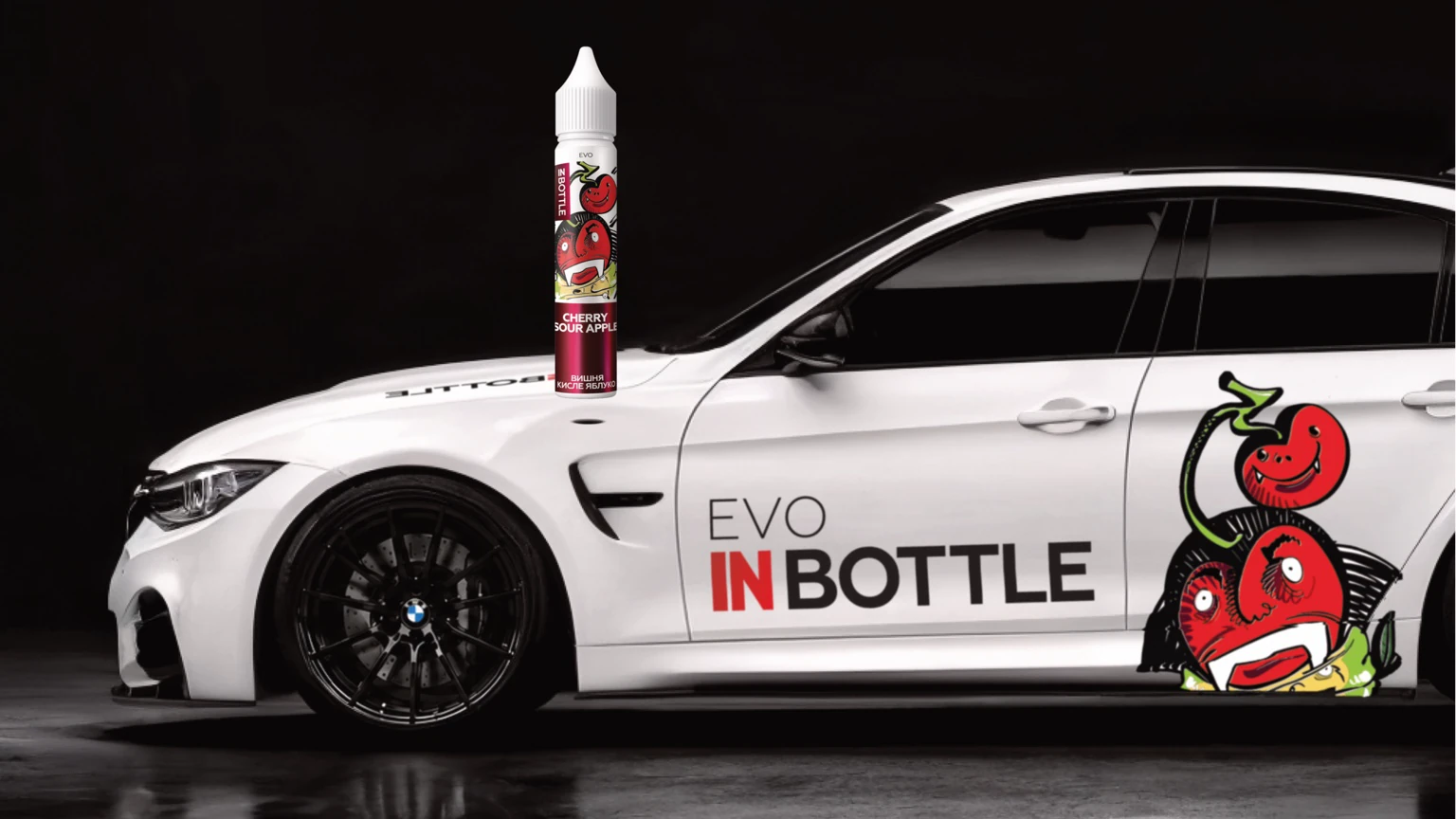 Біла BMW у фірмовій лівреї та флакон InBottle EVO Cherry Sour Apple на капоті